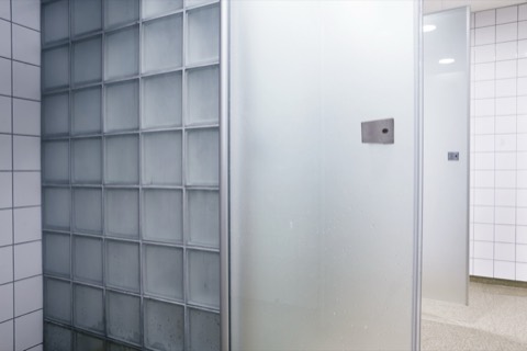 Privata duschbås med glasblock