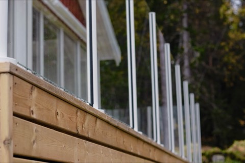 Runda stolpar av aluminium